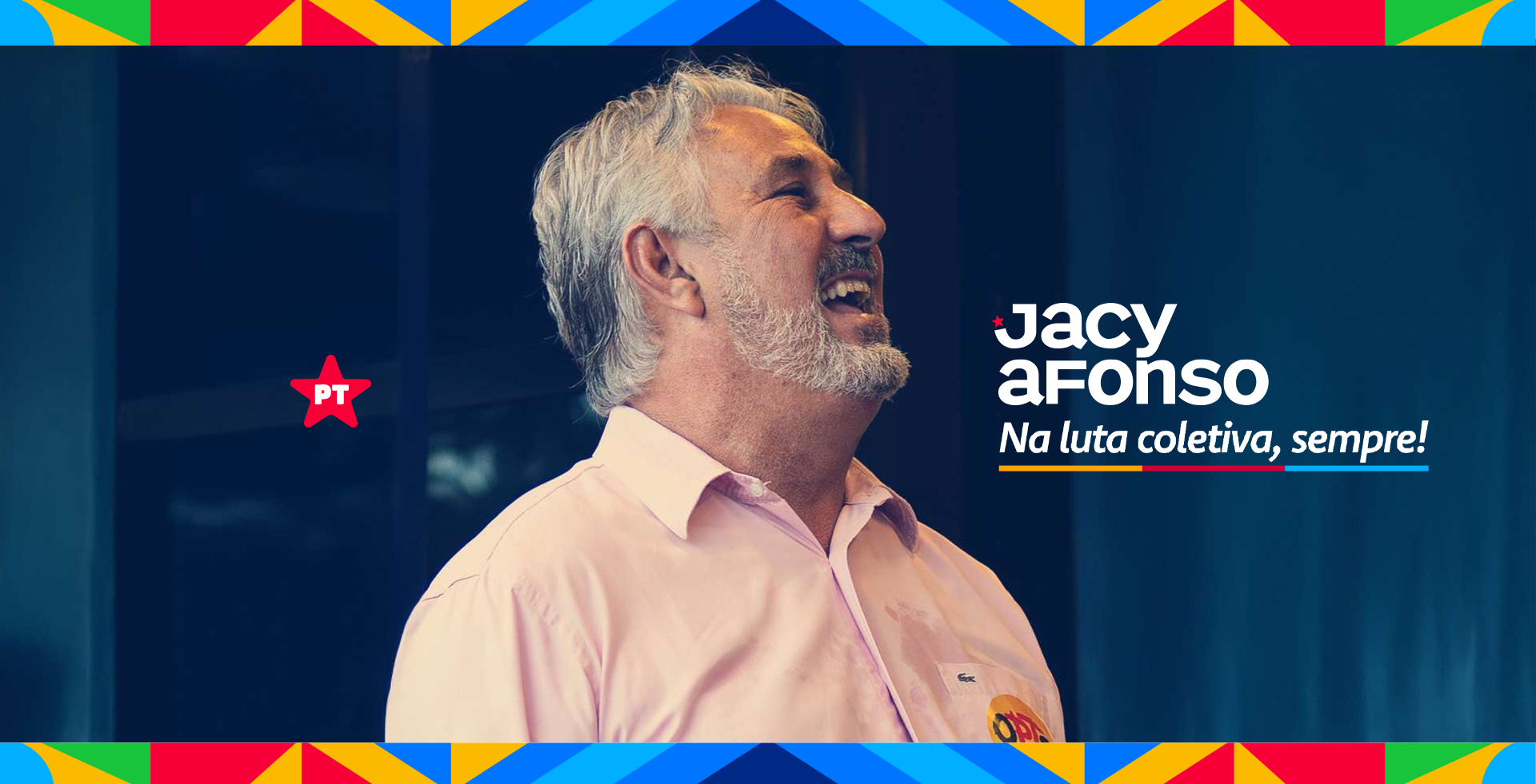 Foto do Jacy Afonso de perfil dando risada. A imagem conta com a estrela vermelha, simbolo do PT, a esquerda e o nome Jacy Afonso" com o sub título "Na luta coletiva, sempre" a direita. A imagem possui uma moldura colorida